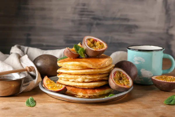 Läckra Pannkakor Med Passionsfrukt Träbord — Stockfoto