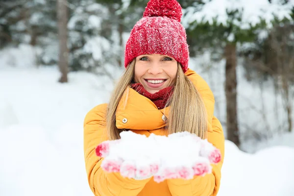 Beautiful Woman Handful Snow Winter Forest — Stock Photo, Image