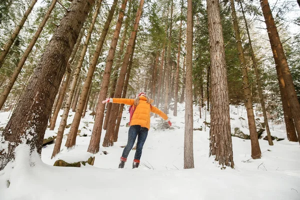 在冬天森林玩雪的美丽的妇女 — 图库照片