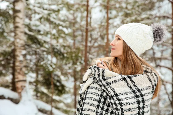 Beautiful Woman Winter Forest — Stock Photo, Image