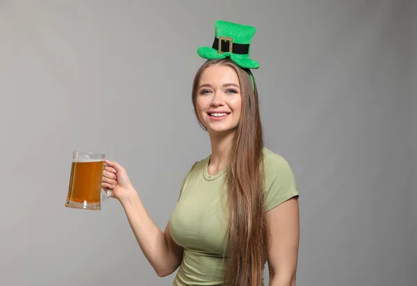 Mooie Jonge Vrouw Met Groene Hoed Mok Van Bier Een — Stockfoto