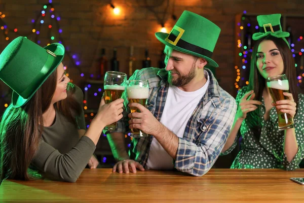 Jeunes Célébrant Saint Patrick Dans Pub — Photo