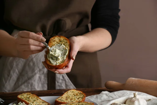 Vrouw Verspreiding Van Smakelijke Knoflook Brood Met Kaas Keuken — Stockfoto