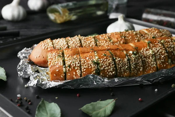 Lezzetli kesme sarımsak ekmek pişirme tepsisi üzerinde