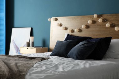 Yumuşak yastık ile büyük rahat yatak