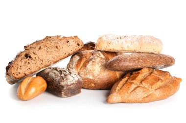 Beyaz zemin üzerine lezzetli ekmek çeşitleri