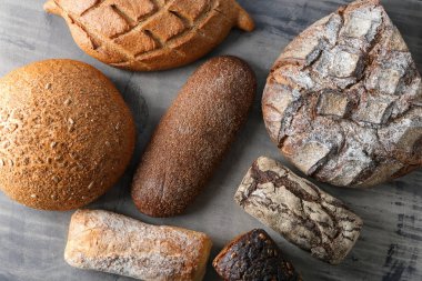 Gri masada lezzetli ekmek çeşitleri