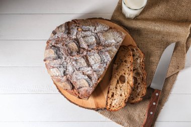 Süt beyaz tablo ile lezzetli taze ekmek
