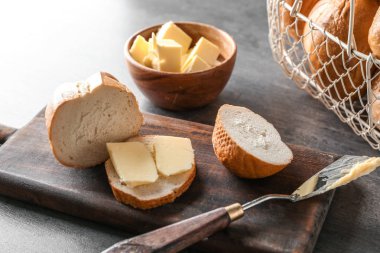 Kurulu gri masada kesilmiş taze ekmek ve tereyağı ile