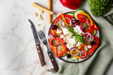 Plaka üzerinde beyaz peynir ile lezzetli salata