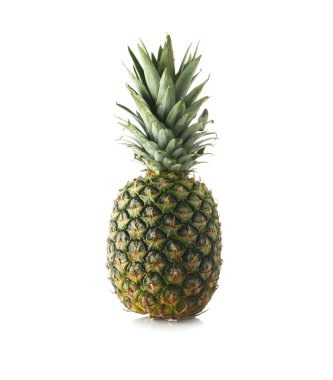 Beyaz zemin üzerine lezzetli olgun ananas