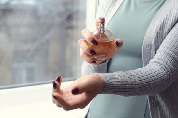 Mujer Joven Con Botella Perfume Cerca Ventana — Foto de Stock