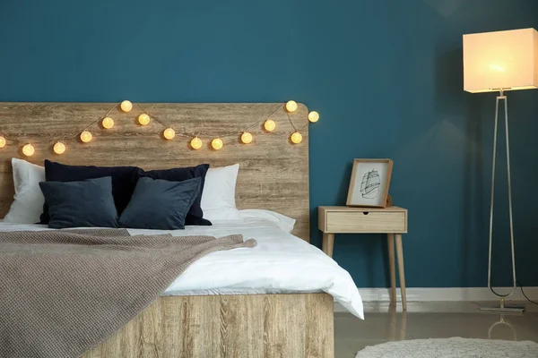 部屋のスタイリッシュなインテリアで 大きな快適なベッド — ストック写真