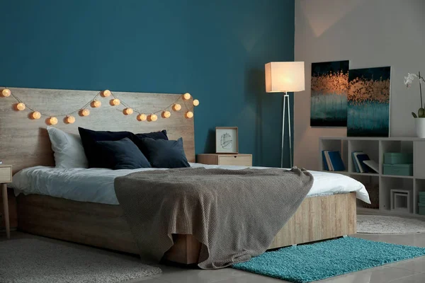 Велике Зручне Ліжко Стильному Інтер Єрі Кімнати — стокове фото