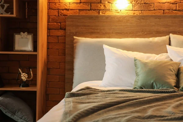柔らかい枕で大きな快適なベッド — ストック写真