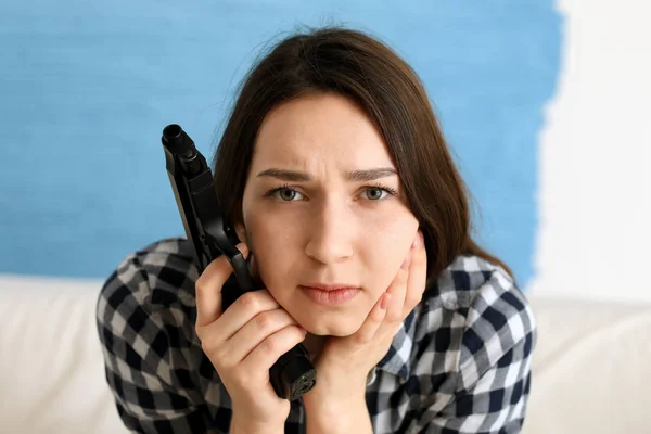 Joven Mujer Deprimida Con Pistola Pensando Suicidarse Casa —  Fotos de Stock