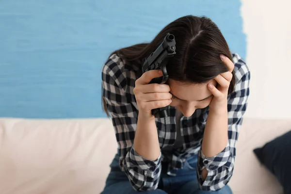 Jonge Depressieve Vrouw Met Pistool Denken Zelfmoord Thuis — Stockfoto