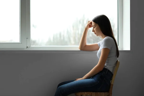 Jovem Deprimida Pensando Suicídio Casa — Fotografia de Stock