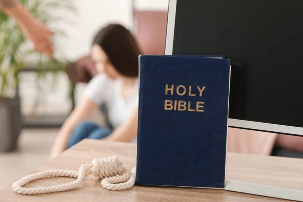 Bibel Mit Schlinge Auf Dem Tisch Zimmer Suizid Stoppen — Stockfoto