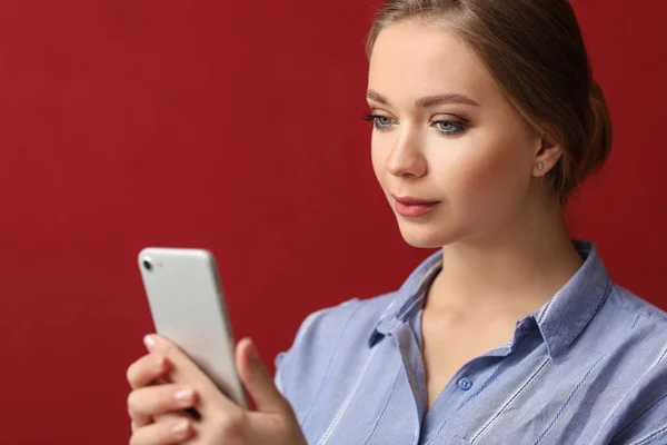 Mujer Joven Tomando Selfie Con Teléfono Móvil Sobre Fondo Color — Foto de Stock