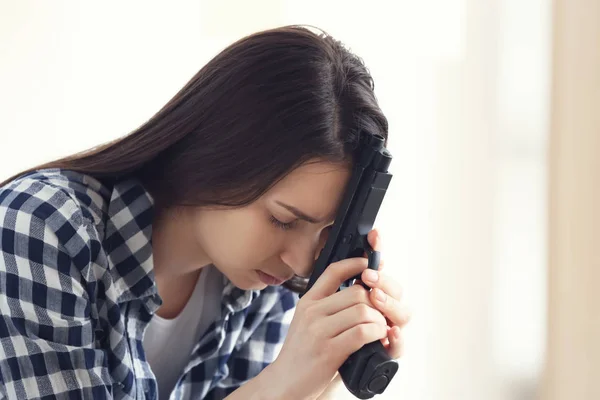 Joven Mujer Deprimida Con Pistola Pensando Suicidarse Casa —  Fotos de Stock