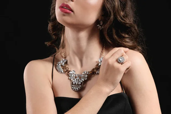 Mladá Žena Krásné Šperky Tmavém Pozadí Closeup — Stock fotografie