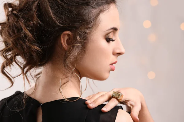 Young Woman Beautiful Jewelry Defocused Lights — Stock Photo, Image