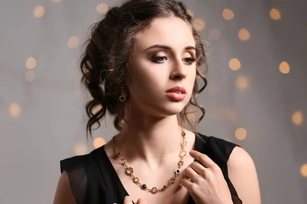 Mujer Joven Con Hermosas Joyas Contra Luces Desenfocadas —  Fotos de Stock