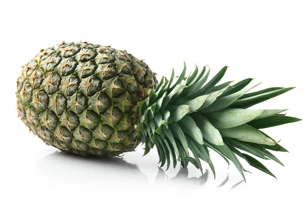 成熟的菠萝在白色背景 — 图库照片