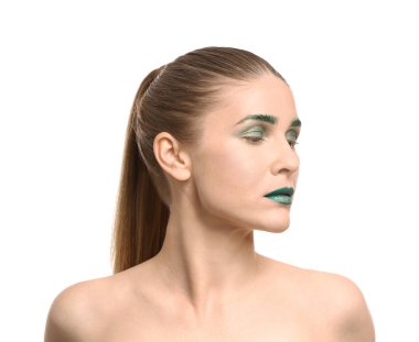 Beyaz arka plan üzerinde olağandışı makyaj ile güzel kadın