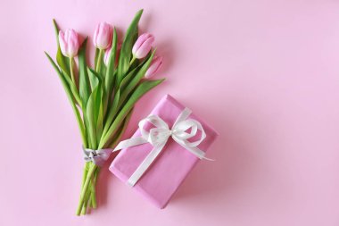 Güzel laleler ve hediye kutusu renk arka plan üzerinde oluşan