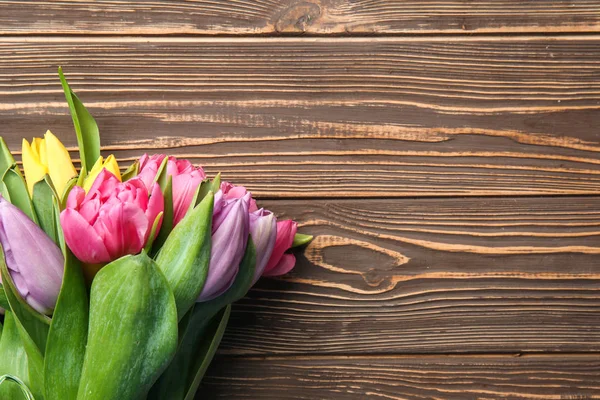 Bukiet Pięknych Tulipanów Podłoże Drewniane — Zdjęcie stockowe