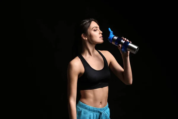 Sporty Young Woman Drinking Water Dark Background — Stock Photo, Image