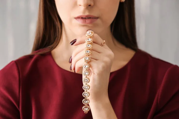 Jeune Femme Avec Beaux Bijoux Sur Fond Grunge Gros Plan — Photo