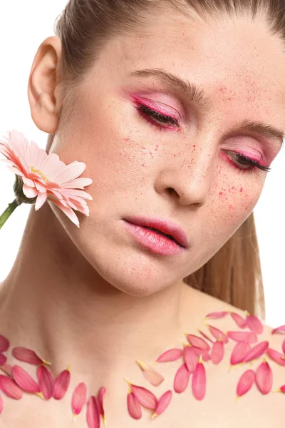 Hermosa Mujer Con Maquillaje Creativo Flor Sobre Fondo Blanco — Foto de Stock