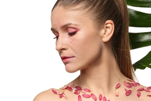 Hermosa Mujer Con Maquillaje Creativo Hoja Tropical Sobre Fondo Blanco — Foto de Stock