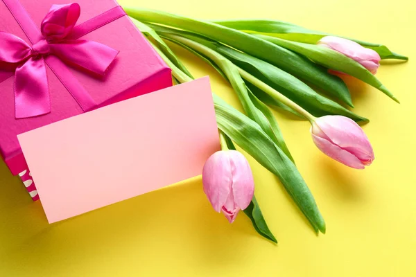 Bouquet Bellissimi Tulipani Confezione Regalo Carta Bianca Sfondo Colori — Foto Stock