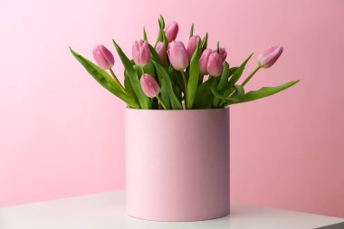 Masada güzel Lale buketi ile kutu