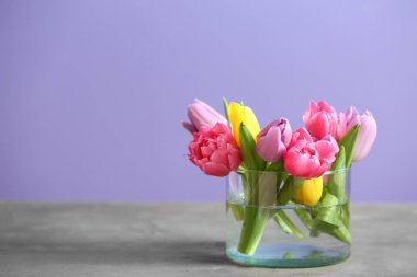 Vazo ile masada güzel Lale buketi