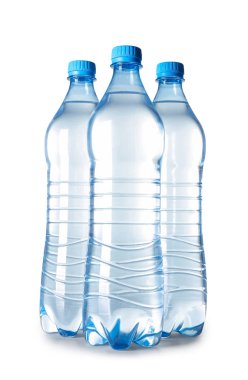 Beyaz zemin üzerinde temiz su şişeleri