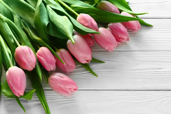 Bukiet Pięknych Tulipanów Białym Tle Drewnianych — Zdjęcie stockowe