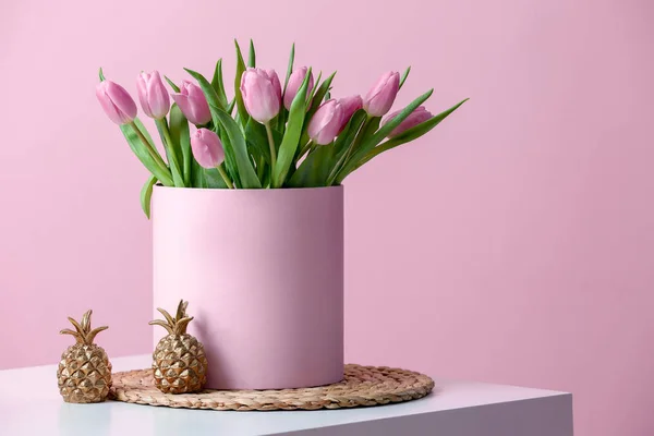 Boîte Avec Bouquet Belles Tulipes Sur Table — Photo