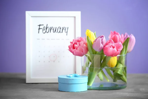 Bukett Med Vackra Blommor Kalender Och Present Box Bord — Stockfoto