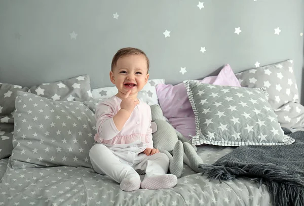Niedliches Baby Mädchen Sitzt Auf Dem Bett — Stockfoto