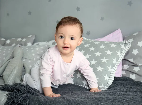 Niedliche Baby Mädchen Kriechen Auf Dem Bett — Stockfoto