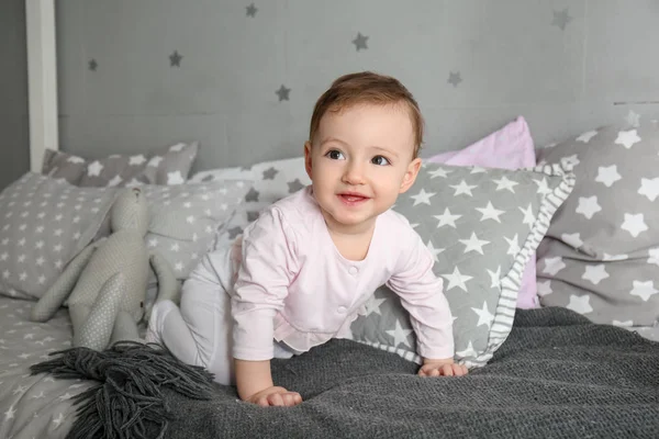 Niedliche Baby Mädchen Kriechen Auf Dem Bett — Stockfoto