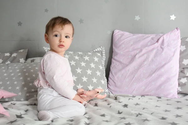 Niedliches Kleines Mädchen Spielt Mit Spielzeug Auf Dem Bett — Stockfoto