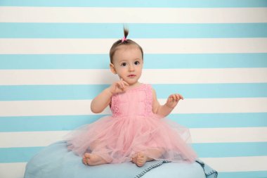 Şirin Bebek kız çizgili arka plan üzerinde