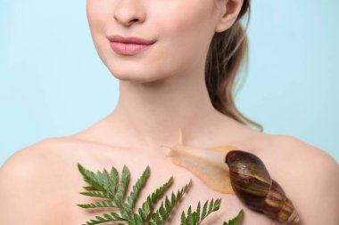 Renk arka plan üzerinde dev Achatina salyangoz olan kadın