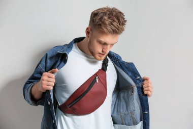 Genç adamla moda çanta ışık arka plan üzerinde